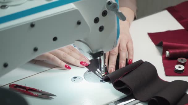 Schieten van naaiende kleermakersvrouw — Stockvideo