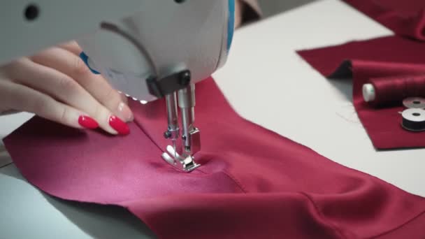 Maatwerkvrouw naait kleding in stof — Stockvideo