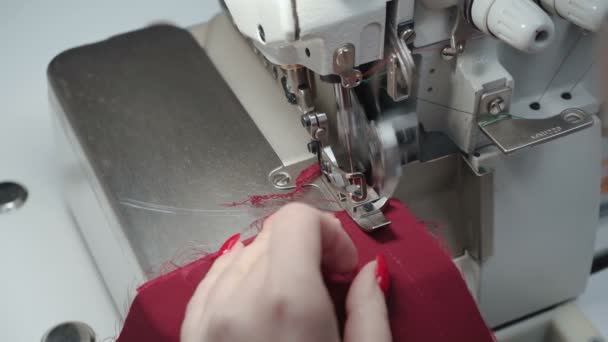 Shooting of tailor sewing on electric overlock — Stock Video