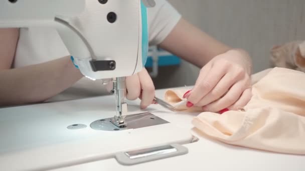 Video van kleermaker vrouw naaien jurk op elektrische machine in workshop — Stockvideo