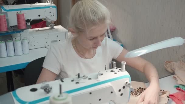 Tailor woman sewing clothes on electric machine in workshop — Stock Video