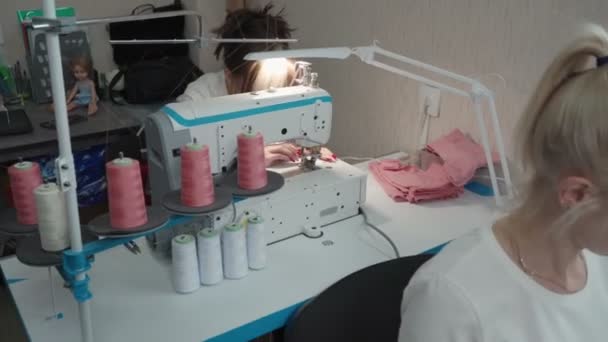 Video de dos mujeres cosiendo en la máquina eléctrica — Vídeo de stock