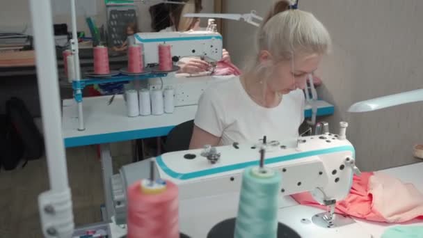 Video van twee kleermaker vrouw naaien kleding — Stockvideo