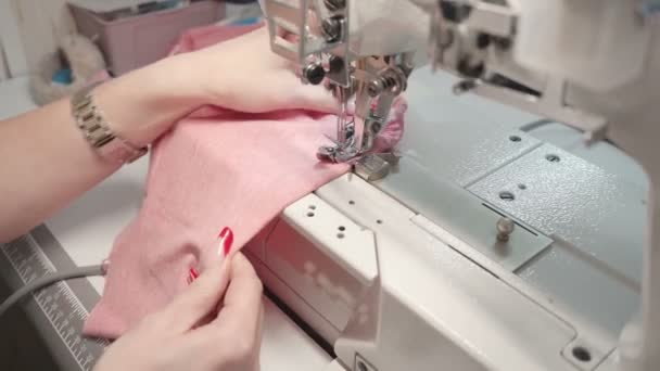 Vídeo de la mujer sastre cosiendo vestido rosa — Vídeos de Stock