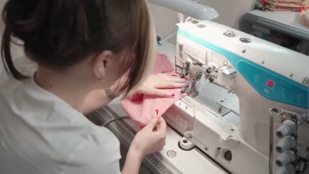 職場での機械上のブルネットの仕立ての縫製服のビデオ — ストック動画