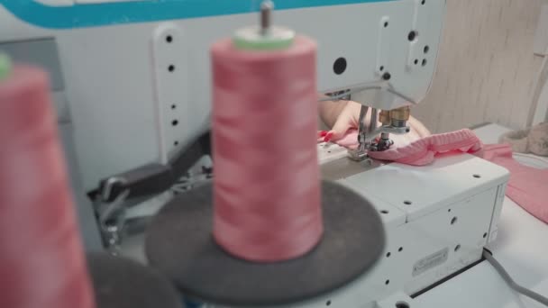 Vídeo de costurar roupas sob medida na máquina no local de trabalho — Vídeo de Stock