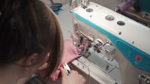 Brunette naaijurk op maat op machine in fabriek — Stockvideo