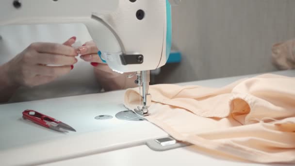 Video of tailor sewing on electric machine in workshop — Stock Video
