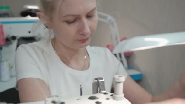Video de la mujer rubia cosiendo en la máquina eléctrica en el taller — Vídeos de Stock
