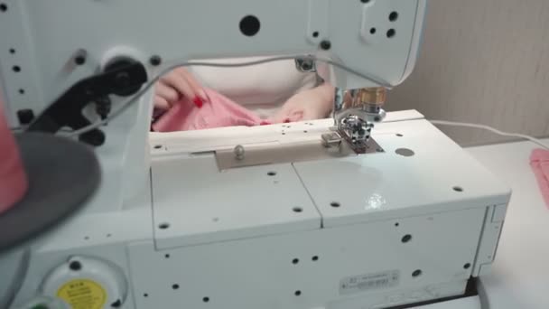 電気機械でピンクの服を縫製するテーラーメンのビデオ — ストック動画