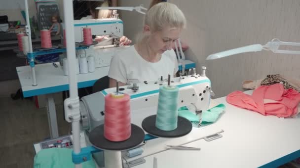 Vidéo de deux couture tailleur sur machine électrique — Video