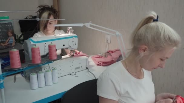 Video von zwei Schneiderinnen Nähauftrag auf elektrischer Maschine — Stockvideo