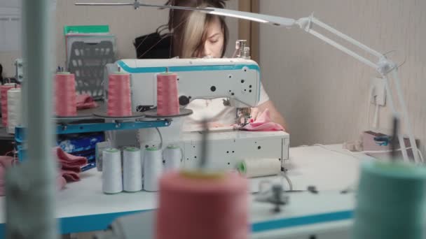 Video of tailor sewing dress on machine in workplace — Stock Video