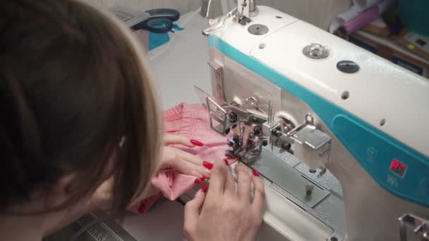 Видео портного швейного платья на машине на заводе — стоковое видео