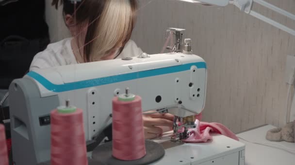 Tailor sewing dress on machine in factory — Stock Video