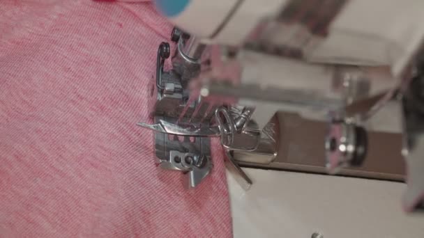 Vidéo de la femme commande de couture sur la machine en usine 