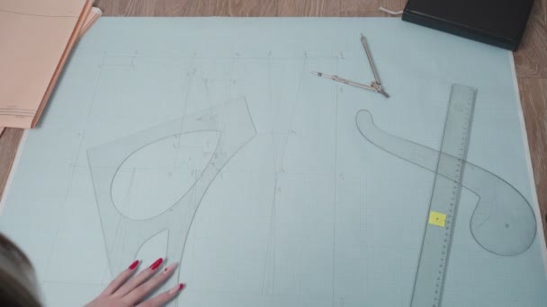 Vídeo de curva de dibujo sobre papel en taller — Vídeos de Stock