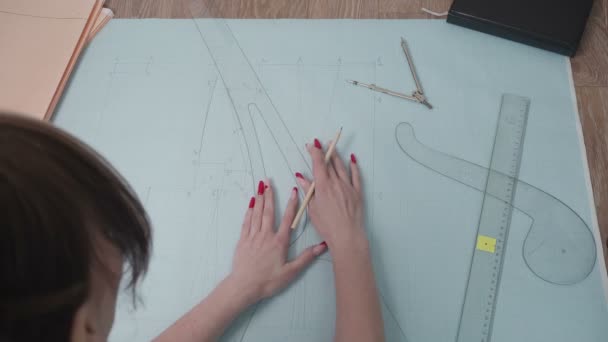 Video van vrouw tekening curve in workshop — Stockvideo