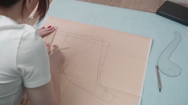 Beelden van vrouw tekening curve op papier in werkplaats — Stockvideo