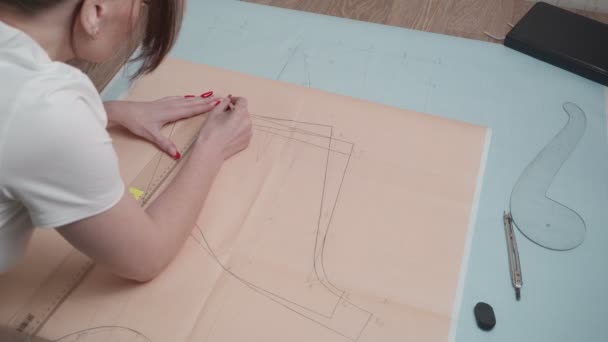Filmación de la curva de dibujo de la mujer en papel — Vídeos de Stock