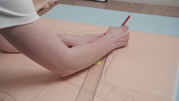 Beelden van vrouw tekening curve in workshop — Stockvideo