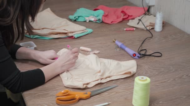 裁缝师粘贴在女式内裤上的射击 — 图库视频影像