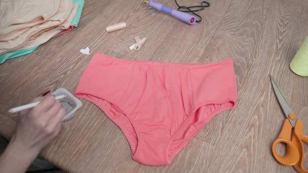 Tir de femme collant des pâtes sur des culottes de femmes roses — Video