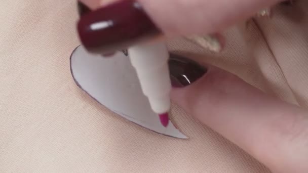 Schieten van kleermaker lijmen strass steentjes op vrouwen beige slipje — Stockvideo