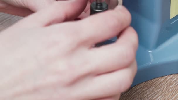 Vidéo de couturière fabriquant des vêtements avec des rivets en atelier 