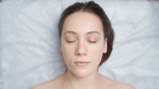 Відео брехня жінка отримує курс масажу обличчя — стокове відео