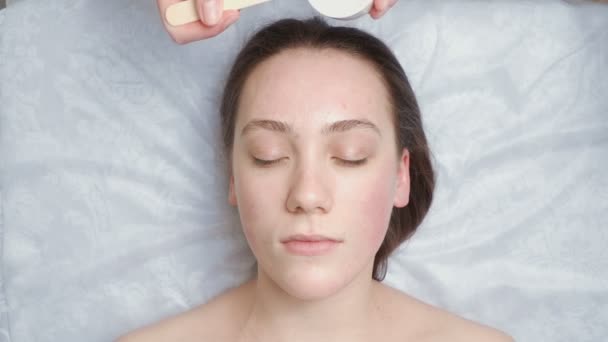 Стрілянина жінки отримує курс масажу обличчя — стокове відео