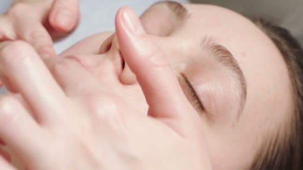 Зйомки брюнетки отримує масаж обличчя — стокове відео