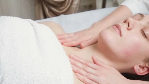 Tiro de mulher deitada recebe um curso de spa no salão — Vídeo de Stock