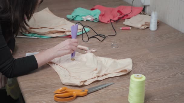 Tiro de sastre pegar pastas en las bragas de las mujeres — Vídeos de Stock