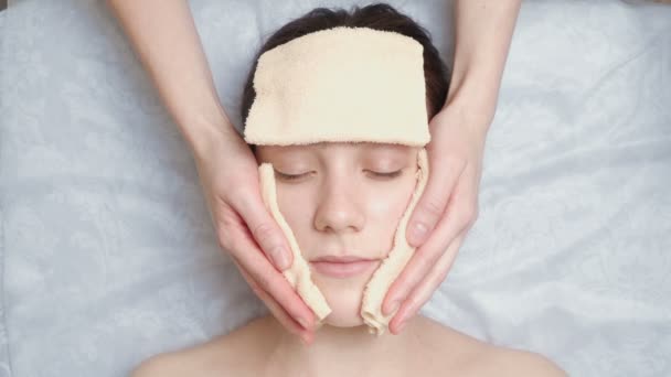 Відео жінки отримує курс масажу обличчя — стокове відео