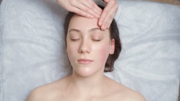 Mulher recebe uma massagem facial — Vídeo de Stock
