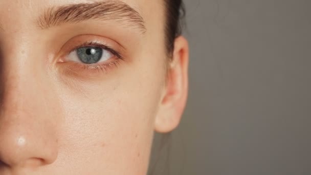 Video di donna mette una crema bianca sul suo viso — Video Stock