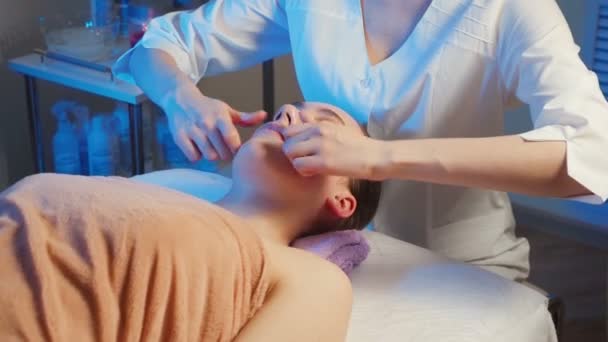 Riprese di giovane donna ottiene un massaggio rilassante in clinica — Video Stock