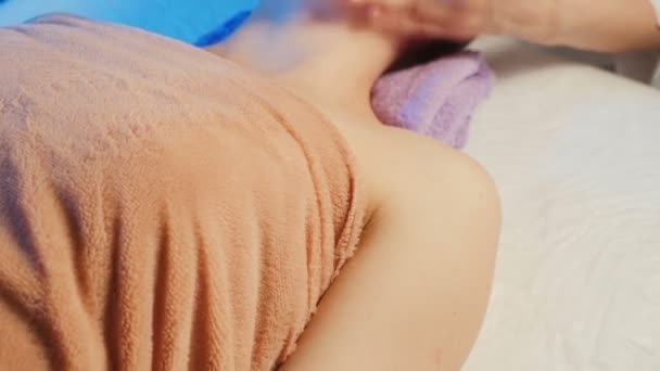 Skytte av ung flicka får en massage på kliniken — Stockvideo