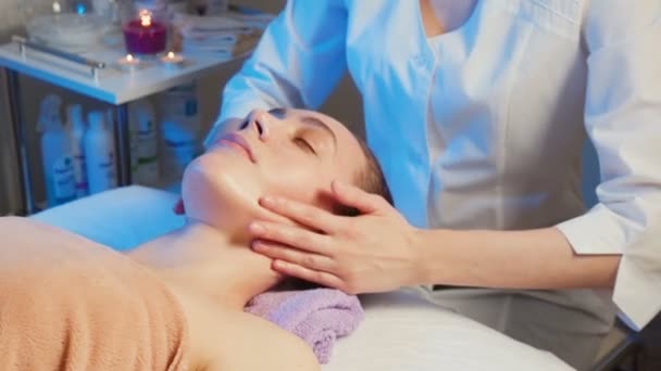 Vídeo de jovem mulher recebe uma massagem facial — Vídeo de Stock