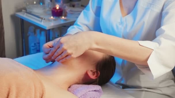 Tiro de mulher jovem recebe um curso de massagem facial — Vídeo de Stock