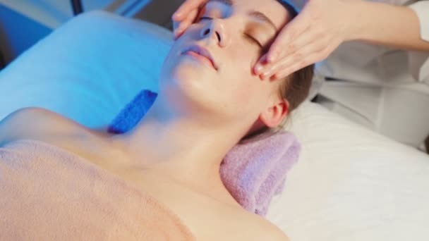 Tiro di giovane ragazza ottiene un massaggio facciale — Video Stock