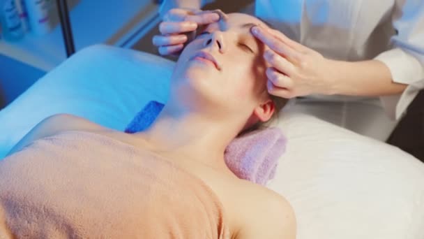 Kłamliwa kobieta dostaje kurs masażu twarzy — Wideo stockowe