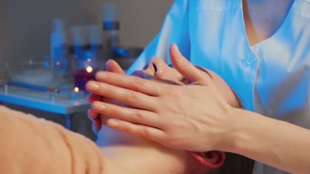 Стрілянина дівчини отримує масаж обличчя в клініці — стокове відео