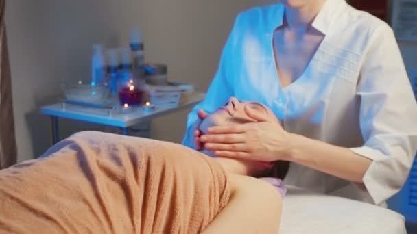 Tiro de menina recebe uma massagem de relaxamento na clínica — Vídeo de Stock