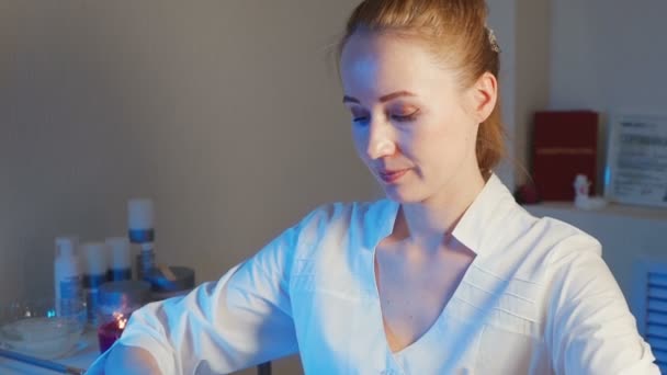 Schieten van de vrouw krijgt een ontspanningsmassage in kliniek — Stockvideo