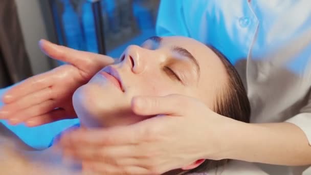 Strzelanie do młodej kobiety dostaje masaż w klinice — Wideo stockowe