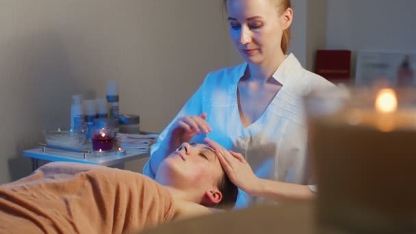 Schieten van liegende vrouw krijgt een massage — Stockvideo