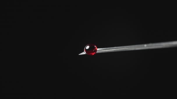 Agulha de seringa com gota de sangue — Vídeo de Stock