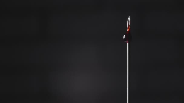 Вертикальная игла из шприца с каплей красной крови — стоковое видео